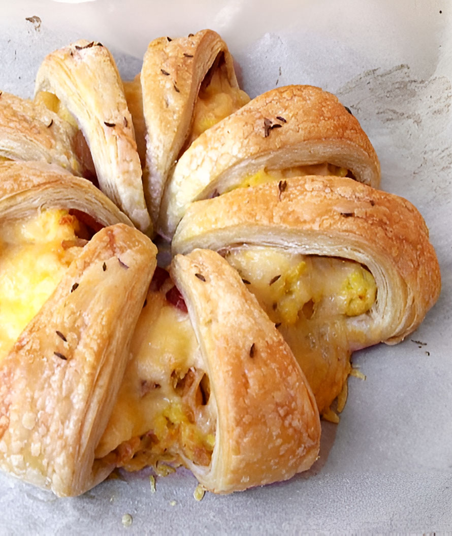 This beautiful Crescent Bacon Cheese Ring will be everyone's weekend breakfast of choice, it's loaded with bacon, eggs and cheese.