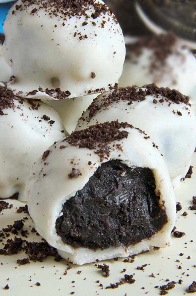 White Chocolate Oreo Truffles are quick, easy and perfect sweet treat for those who do not want to spend time baking. #oreo #chocolate #truffles