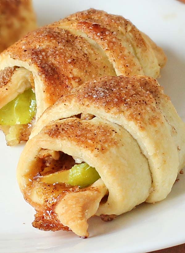 Do you love desserts with crescent rolls ? Try this Apple Pie Bites made with crescent rolls, apples & pecans.