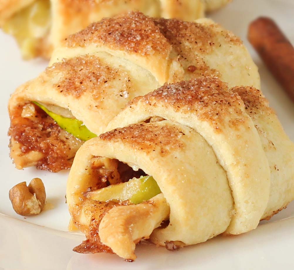 Do you love desserts with crescent rolls ? Try this Apple Pie Bites made with crescent rolls, apples & pecans.