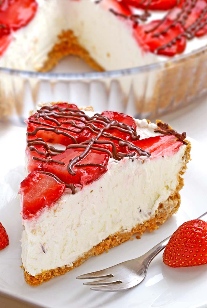An easy strawberries and cream pie made with graham crackers, whipped cream, cream cheese and fresh strawberries.