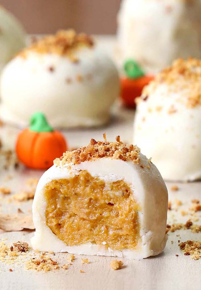 Tutti i migliori sapori autunnali in un morso perfetto! Zucca e crema di formaggio si combinano con cioccolato bianco, Graham Crackers, e Gingersnaps per il dessert finale autunno.