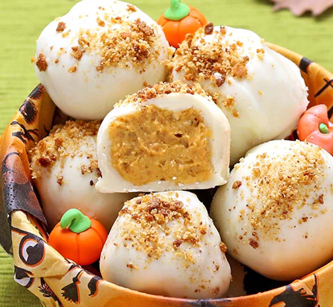 Todos os Melhores Sabores de Outono em Uma Mordida Perfeita! Queijo de abóbora e creme combina com Chocolate branco, bolachas e Gingersnaps para a derradeira sobremesa de outono.são tão fáceis e saborosos. Tive dificuldade em tirar uma foto disto porque os membros da minha família estavam sempre a tentar roubá-los. Traz estas bolas de Cheesecake de abóbora para uma festa e serás um herói para sempre!