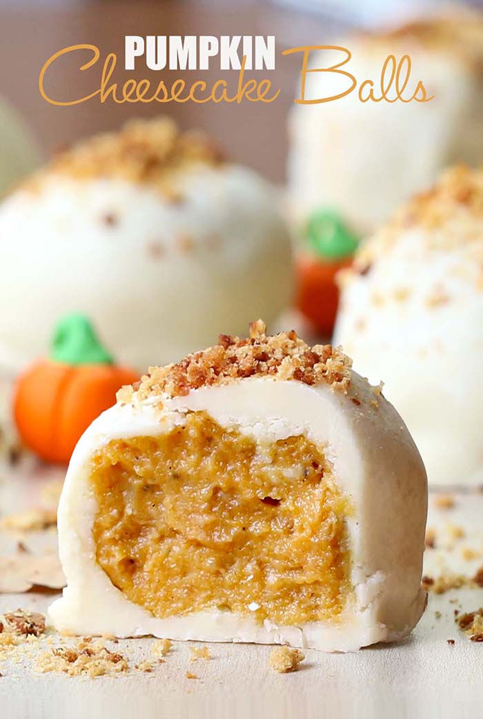 Tutti i migliori sapori autunnali in un boccone perfetto! Zucca e crema di formaggio si combinano con cioccolato bianco, Graham Crackers, e Gingersnaps per il dessert finale autunno.