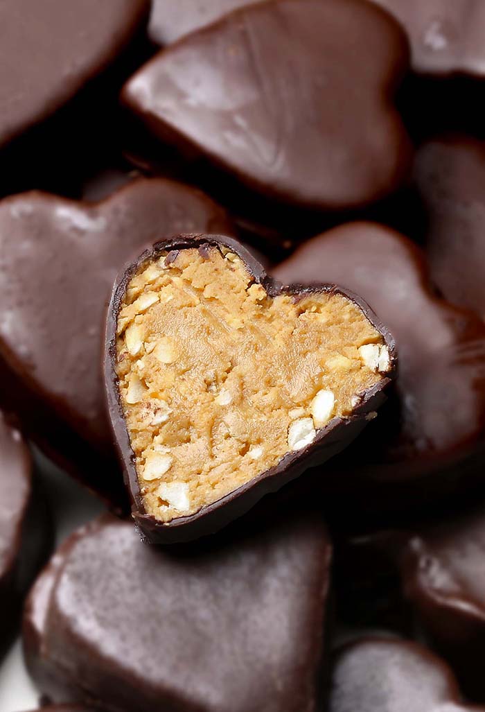 Peanut Butter Balls with Rice Krispies now in a new, special Valentine's Day edition in the shape of heart, creamy and crunchy, with just 5 ingredients and only about 10 minutes to prepare....do I need to say more ? 