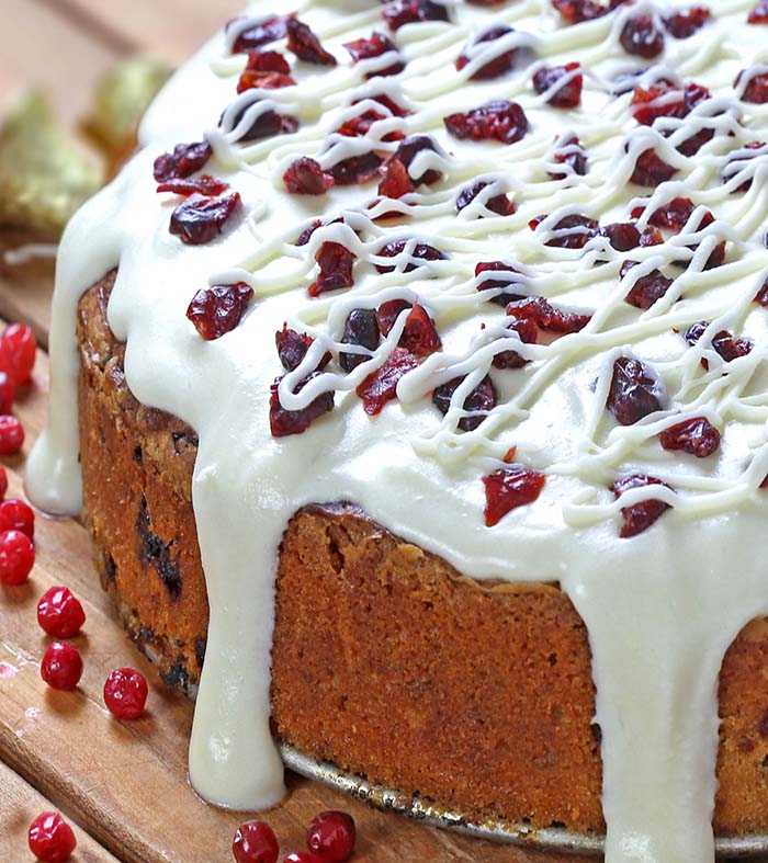 Dit is de perfecte Cranberry Kerstcake! Alle heerlijke kerstsmaken van de Starbucks Cranberry Bliss Bars in cakevorm.