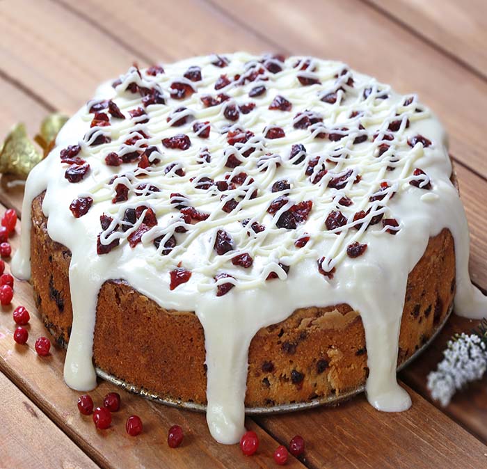 Dit is de perfecte Cranberry Christmas Cake! Alle kerstsmaken van de Starbucks Cranberry Bliss Bars in cakevorm.