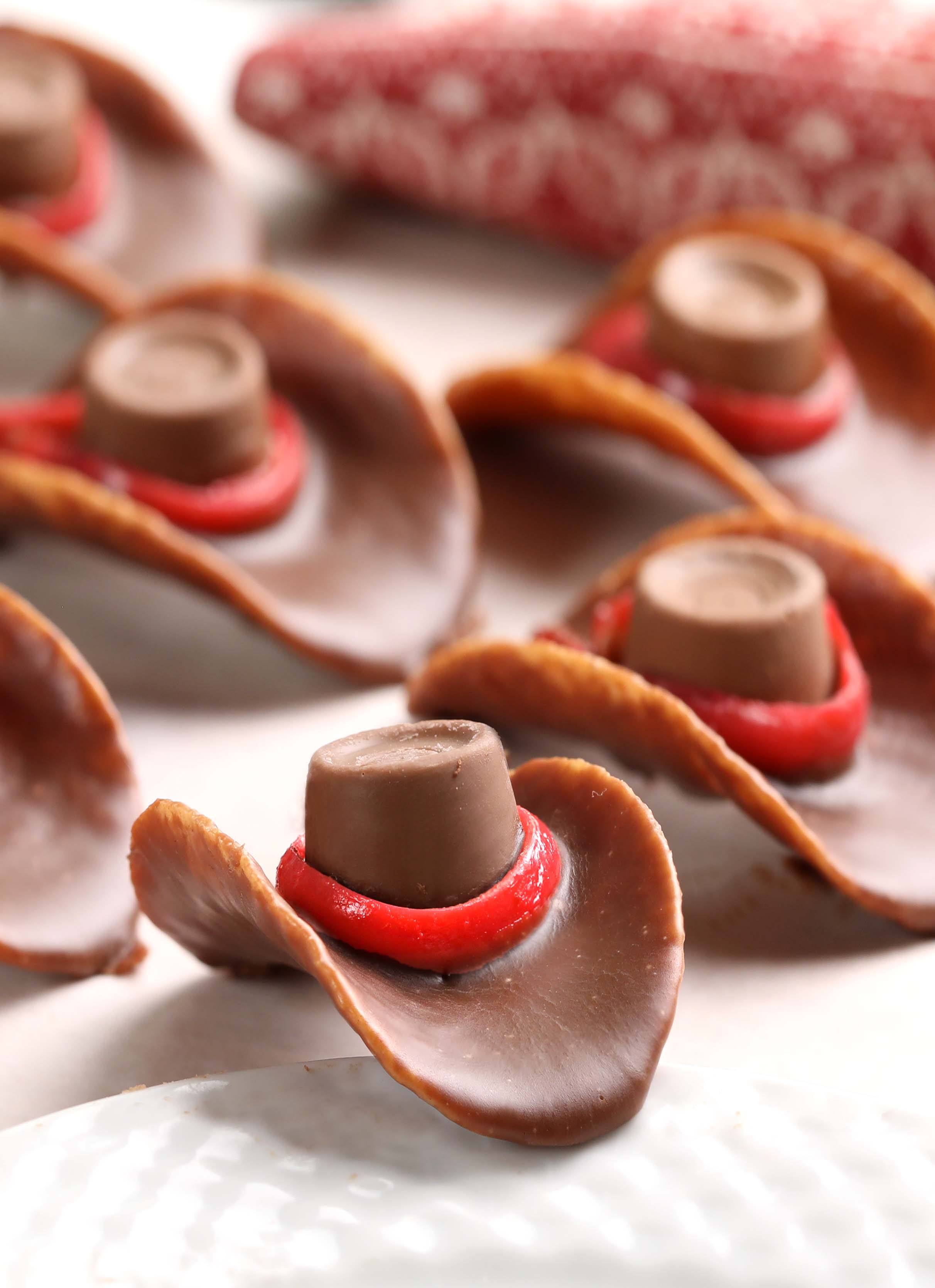 Calling all chocolate-lovers and cowboy fans! CHOCOLATE ROLO COWBOY HATS...Pringles, dipped in chocolate, a Rolo, and licorice. So cute and a unique summer treat to make with kids and the whole family.